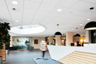 NEDHÆNGT AKUSTIKLOFT<br>(SKINNESYSTEM)
